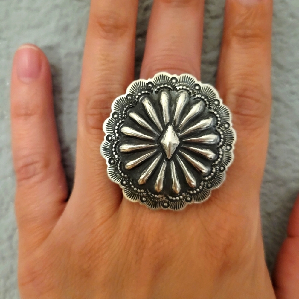 Vintage Sterling Silver Large Concho Ring - Picture 4 of 14